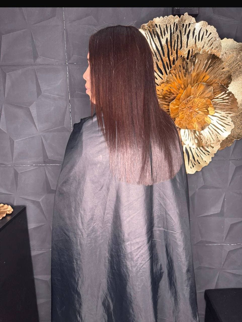 Cabello rojizo lacio visto de perfil después de un servicio de color